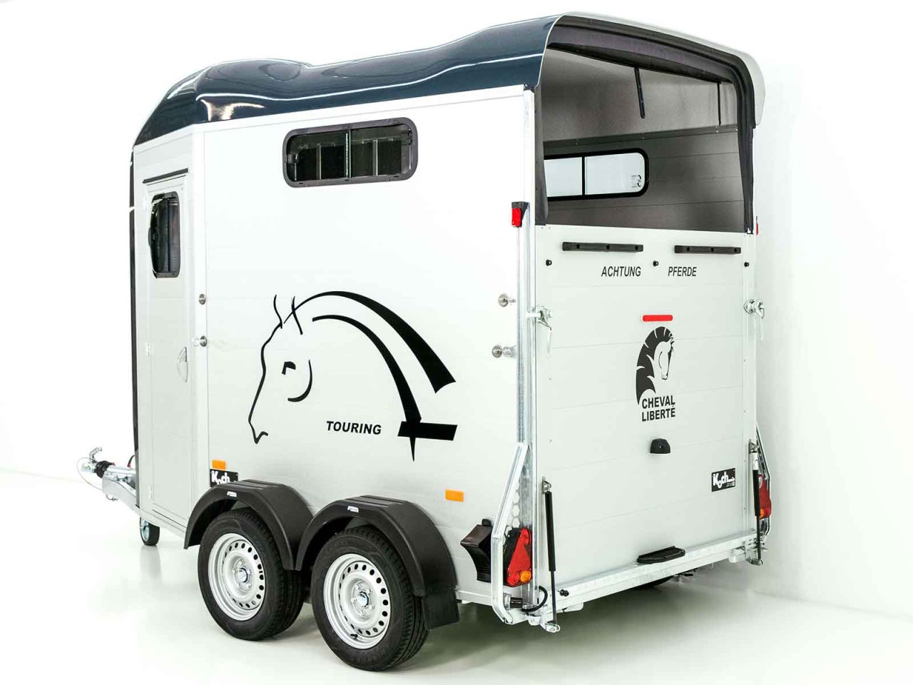 Cheval Liberte Pferdeanhänger Touring Jumping|Pullman-Fahrwerk|Sattelkammer|schwarz-Neu