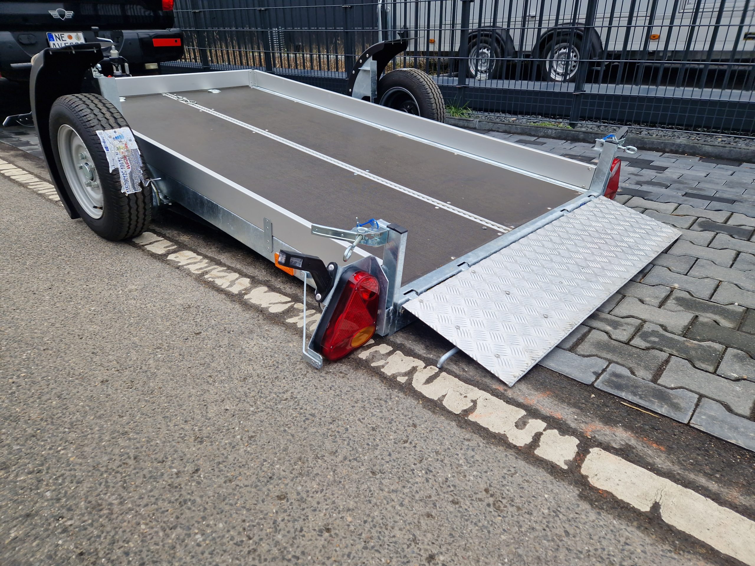 Absenkanhänger EasyLift M 1350kg 300x160x10cm Heckklappe LED 1300kg 100km/H