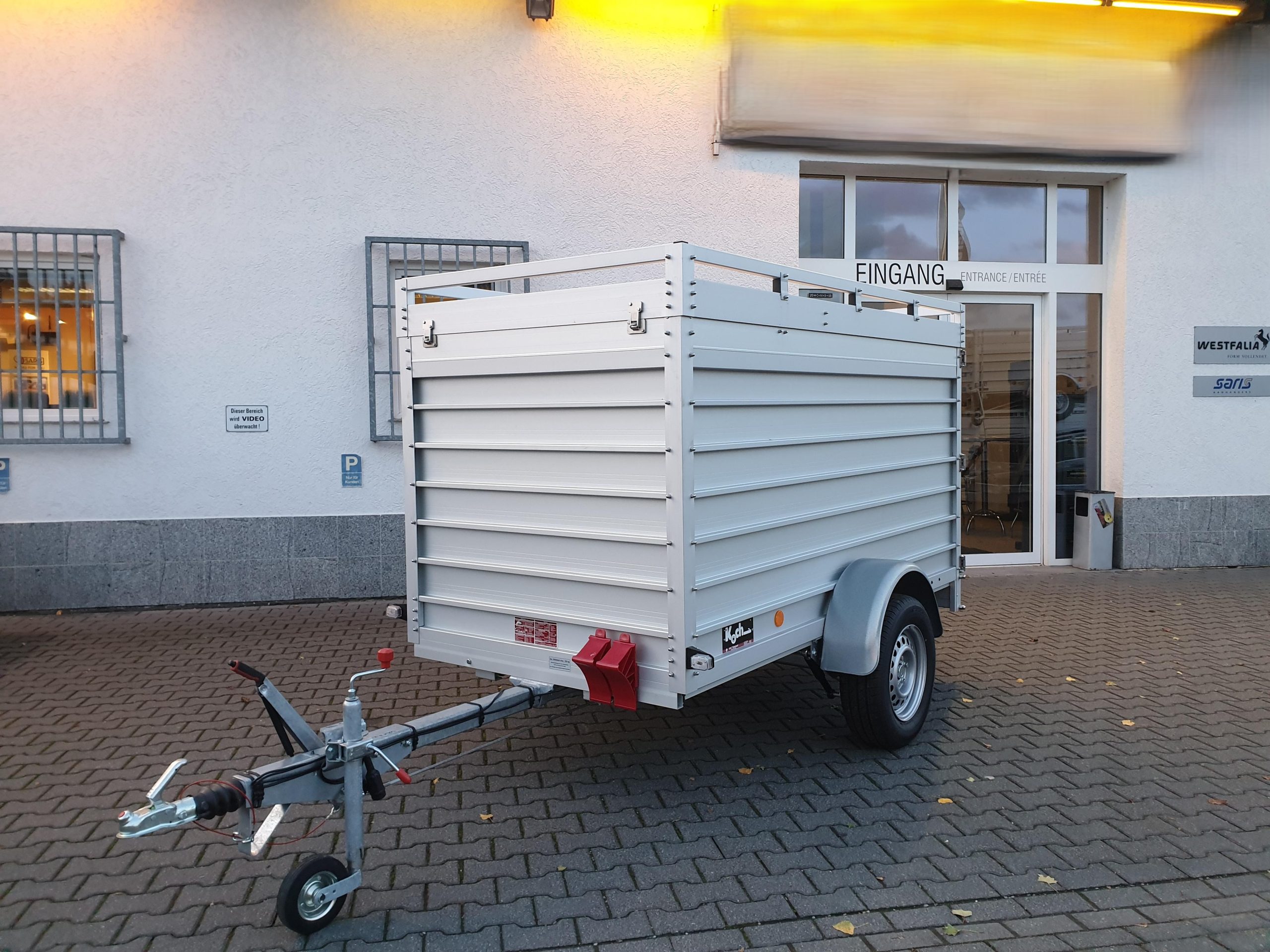 47301-13423-scaled-1.jpg PKW Anhänger Koch Aluline 4.13 Deckel Hecktür Aluboden DV 250x125x125cm 1300kg 100 km/H – Image 1