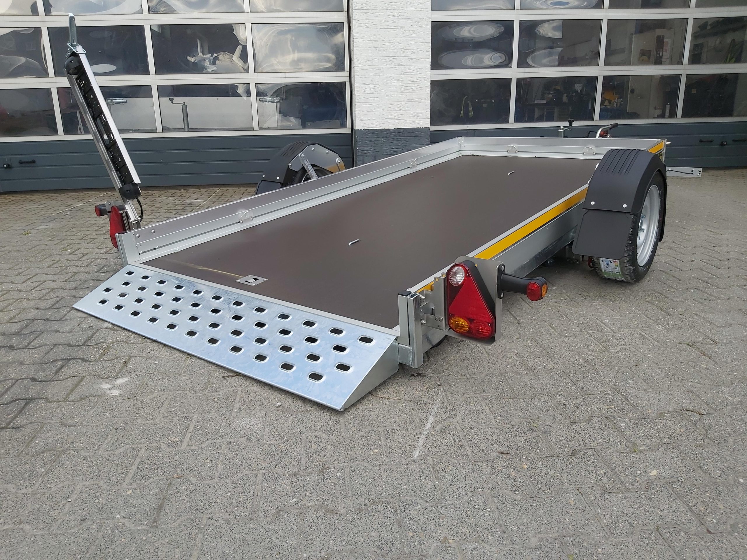 48616-18588-scaled-1.jpg Senklift Anhänger MSL 1530/151 301x151x10cm yellow Plattform hydraulisch absenkbar 1500kg – Image 1