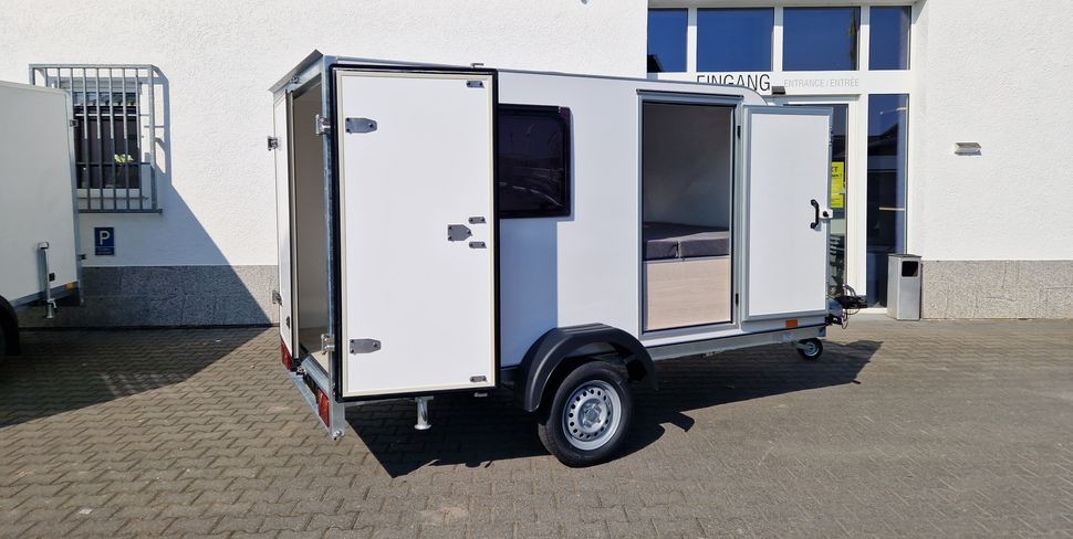 csm_20250327_111417_b7fd2a3b91.jpg Kargo Camp TFS S Midi 320x150x150cm aero LUX Bett Fenster Seitentür Dachluke Strom 750kg Bremse – Image 1